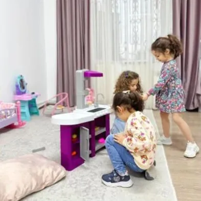 Աղջիկները խաղում են խաղալիք խոհանոցում
