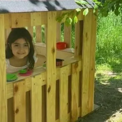 Աղջիկը փայտե տնակի պատուհանից է նայում