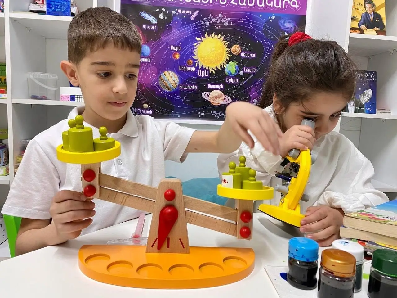 Տղան կշեռքով, աղջիկը մանրադիտակով են աշխատում