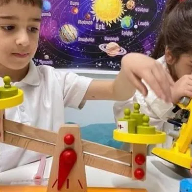 Երեխաները փորձարկում են կշեռքով
